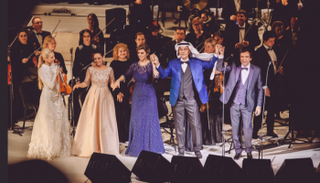 أندريا بوتشيلي يتألق بالزي السعودي في مهرجان طنطورة