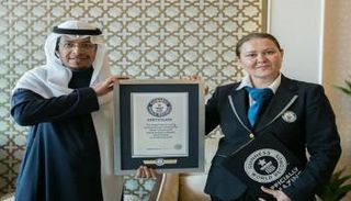 أثناء تسلم شهادة دخول المهرجان إلى موسوعة 