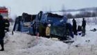 مقتل 7 وإصابة العشرات إثر انقلاب حافلة في روسيا