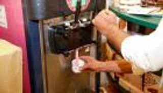 بالصور.. الآيس كريم بالتمر يتصدر مبيعات مهرجان الأحساء بالسعودية