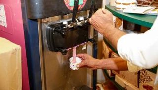 الآيس كريم بالتمر يتصدر مبيعات مهرجان الأحساء بالسعودية