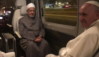 البابا فرنسيس وشيخ الأزهر داخل السيارة