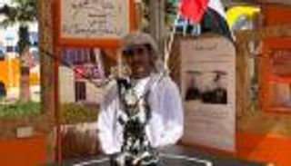 بالصور.. طالب إماراتي يبتكر روبوتاً لنشر رقصة اليولة التراثية