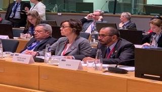 المري خلال مشاركته في الاجتماع الوزاري العربي الأوروبي ببروكسل 