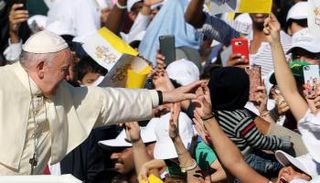 البابا فرنسيس يبارك حضور القداس الإلهي في أبوظبي