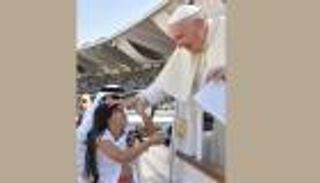 في لفتة إنسانية.. البابا فرنسيس يحتضن طفلة فاجأت موكبه