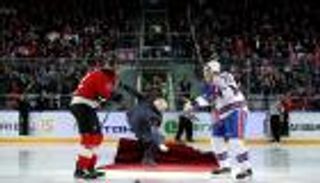 مورينيو يتعرض لموقف محرج في مباراة لهوكي الجليد