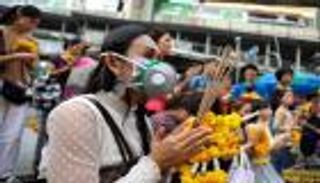 بالصور.. رأس السنة القمرية في تايلاند.. بخور وأقنعة واقية من التلوث