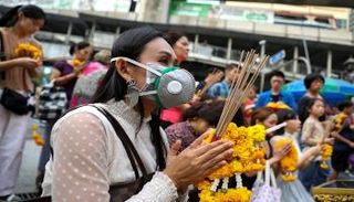 التايلانديون يحرقون البخور في احتفالات رأس السنة القمرية رغم التلوث