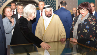 حاكم الشارقة يتفقد جناح جامعة الدول العربية بمعرض القاهرة للكتاب