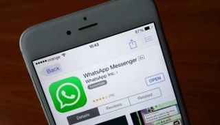 واتساب يتيح التشفير بالبصمة والوجه لهواتف آيفون فقط - صورة أرشيفية