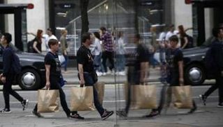 إنفاق المستهلكين في بريطانيا يرتفع