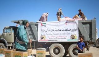 الهلال الأحمر الإماراتي يوزع مساعدات غذائية في شبوة اليمنية - أرشيفية