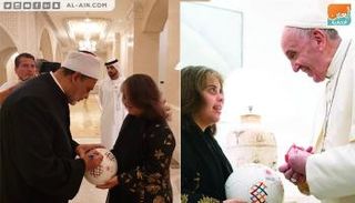 البابا فرنسيس وشيخ الأزهر يوقعان على كرة الأولمبياد الخاص التذكارية
