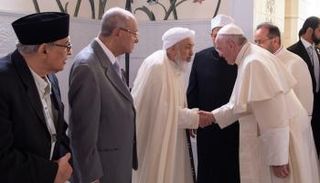 الشيخ عبدالله بن بيه أثناء مصافحة البابا فرنسيس