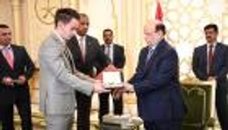 رئيس اليمن يمنح أسر ضحايا ألغام الحوثي وسام الواجب