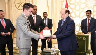 هادي يمنح وسام الواجب لأسر ضحايا الألغام