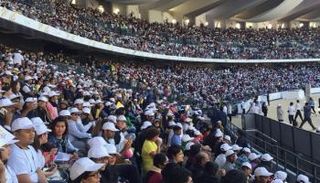 الآلاف في استاد مدينة زايد الرياضية يستعدون للقداس