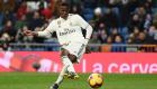 الجهاز الفني لمنتخب البرازيل يراقب فينيسيوس في الكلاسيكو