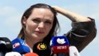 أنجلينا جولي تزور مخيمات الروهينجا في بنغلاديش