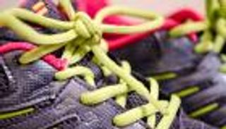 حذاء طبي ذكي يرصد الوزن وحالة الجسم وعدد السقطات