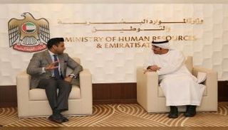 وزير الموارد البشرية والتوطين الإماراتي يلتقي مسؤولا باكستانيا