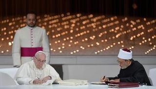 البابا فرنسيس والدكتور أحمد الطيب أثناء توقيع وثيقة 