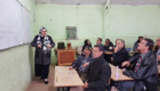 بعد فراق 50 عاماً.. جزائريون يكرّمون معلمتهم بحضور إحدى حصصها