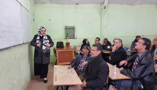  المعلمة الجزائرية تشرح لطلابها القدامى