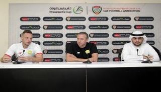 المدرب خلال المؤتمر الصحفي