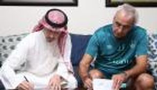 رسميا.. فوساتي يوقع عقود تدريب أهلي جدة