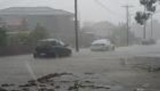 بالصور.. العواصف تشل الحياة في سيدني