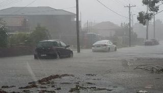 العواصف تشل الحياة في سيدني