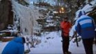 بالصور.. جدار جليدي يبهر عشاق التسلق في التشيك