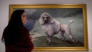 زائرة أمام إحدى لوحات المتحف