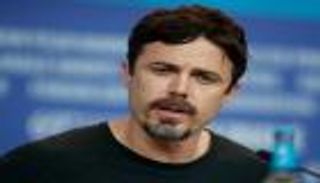 فيلم كيسي أفليك الجديد يستكشف تحديات الأبوة في عالم بلا نساء