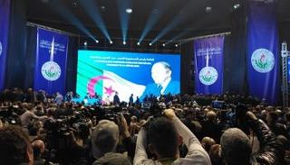 تجمع حاشد للحزب الحاكم في الجزائر دعماً لترشح بوتفليقة