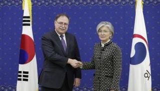 تيموثي بيتس وكانج كيونج عقب توقيع الاتفاق