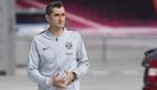 احتفال طريف من لاعبي برشلونة بعيد ميلاد فالفيردي