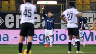 لاوتار مارتينيز يحتفل بهدف المباراة