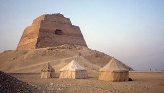 استئناف أعمال الحفائر بمنطقة هرم ميدوم في مصر