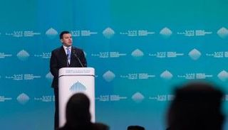 يوري راتاس خلال مشاركته في القمة العالمية للحكومات 