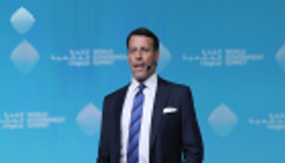 توني روبنز.. الناشط المجتمعي الذي غير حياة 50 مليون شخص 