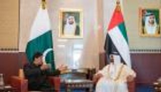 محمد بن زايد ورئيس وزراء باكستان يبحثان تنمية العلاقات