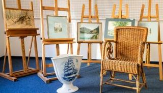 كرسي مصنوع من الخيزران مع صليب معقوف معروض في المزاد