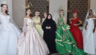 مصممة الأزياء الإماراتية منى المنصوري تتوسط مجموعة من العارضات