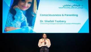 الدكتورة شيفالي تساباري طبيبة علم النفس الإكلينيكي