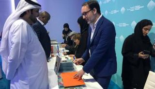 ديفيد مكاندليس الصحفي وخبير البيانات البريطاني خلال حفل التوقيع