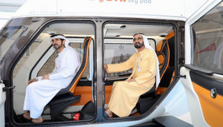 الشيخ محمد بن راشد آل مكتوم يطلع على نموذجي وحدات النقل المعلقة