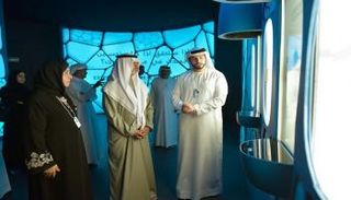 الشيخ نهيان بن مبارك يطلع على تجارب تستشرف مستقبل الإنسان والحكومات